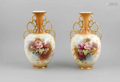 Paar Vasen, England, um 1900, Keramik, nach unten gebauchte Form, stark durchbrocheneHenkel in Gold,