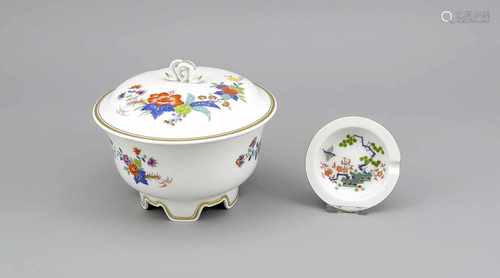 Deckelterrine und Aschenbecher, Meissen, nach 1950, polychrome Malerei, Kakiemon-Dekor,