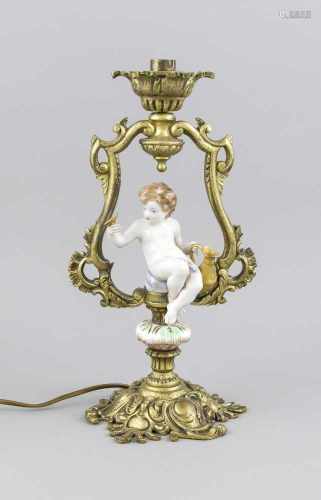 Figürliche Tischlampe, England, Anf. 20. Jh., Porzellanputto mit Schale und Krug in