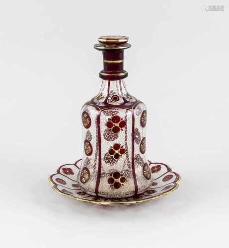 Karaffe mit Untersatz, Böhmen, 20. Jh., klares Glas, rot geätzt, mit Goldstaffage undBlütendekor,