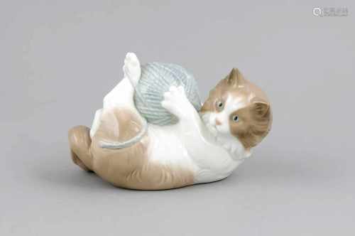 Katze mit Wollknäuel, Nao Lladro, Spanien, 20. Jh., spielende Perser-Katze mit Wollknäuel,