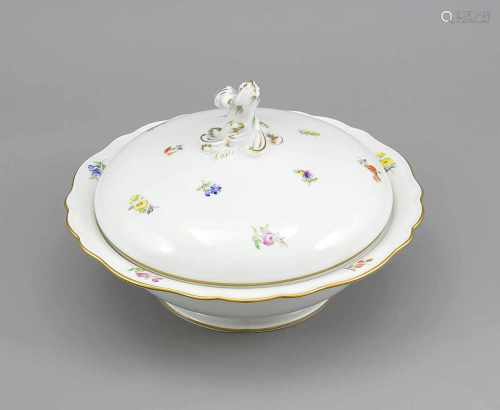 Runde Deckelterrine, Meissen, Marke nach 1934, 1. W., Form Neuer Ausschnitt, polychromeMalerei,