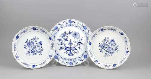 Drei Kuchenplatten, Meissen, 20. Jh., 2. W., 1 Tortenplatte, Dekor Zwiebelmuster inUnterglasurblau Ø