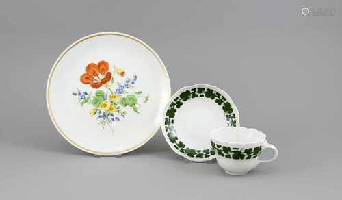 Teller und Kaffeetasse mit UT, Meissen, nach 1950, 2. W., Wandteller, glatte Form,polychrom