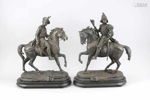 Eugène Laurent (1832-1898), nach, frz. Bildhauer, zwei Reiterfiguren von Schildknappen desKönigs von