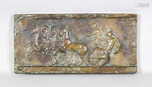 Anonymer Bildhauer 1. H. 20. Jh., großes Bronzerelief mit römischem Streitwagen,patinierte,