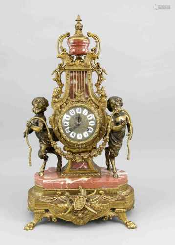 Figurenpendule, deutsch 2. H. 20.Jh., 2 Knaben tragen eine Ranke an einer Lyra mit Uhr,reichhaltig
