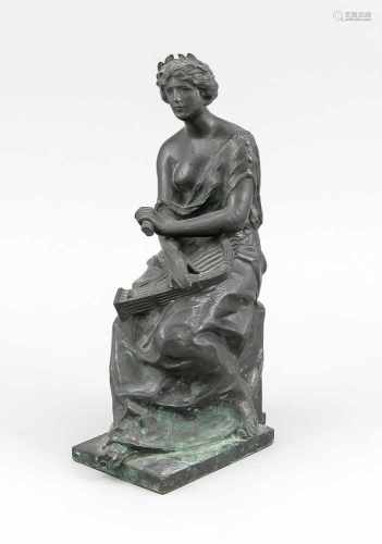 Bildhauer um 1914, Erato, Muse der Liebesdichtung mit Leier, dunkel patinierte Bronze,rückseitig