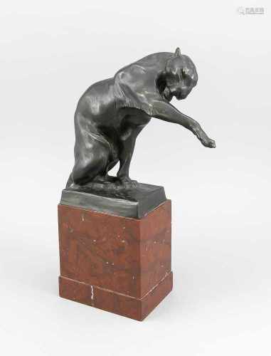 Wera von Bartels (1886-1922), sitzender Panther, patinierte Bronze, seitlich sign.,rückseitig