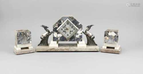 Kamin-Uhrengarnitur, 3-tlg., Marmor in verschiedenen Grautönen, geometrische Formgebung,mit seitlich