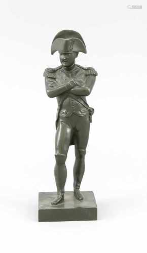 Bronzestatuette des 19. Jh., Napoleon mit verschränkten Armen, grünlich patinierte Bronzeauf