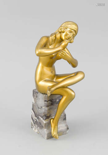 Anonymer Bildhauer 1. H. 20. Jh., sitzender, weiblicher Akt, goldfarben patinierte Bronze,ein