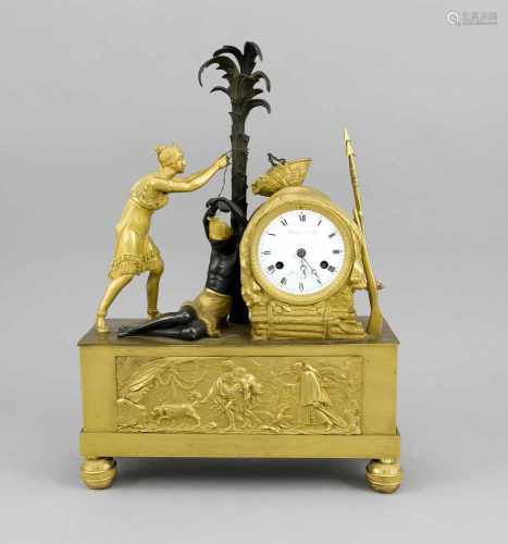 franz. Figuren-Pendule Atala, 1.H. 19.Jh., feuervergoldete Bronzen, Dunkelhäutiger mitTeilvergoldung