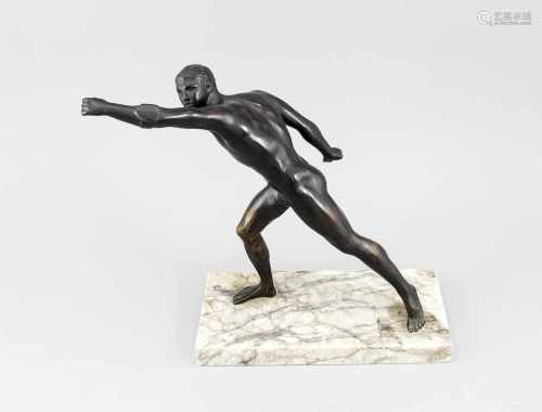 Der Borghesische Fechter nach antikem Vorbild, dunkel patinierte Bronze auf