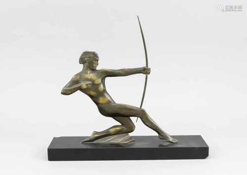 P. Berjean, Bogenschütze, Bronze, Frankreich, um 1930, abgeflachte, stilisierte Figur auspatinierter