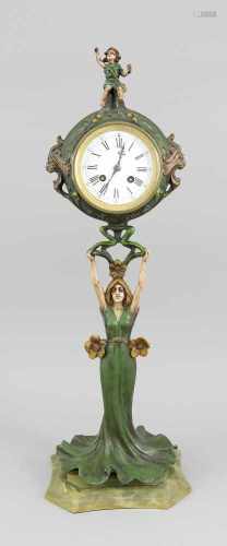 Jugendstiluhr, Frau hält Uhr, auf grünem Onyx, die Frau ist polychrom bemalt, dieUhrtrommel ist