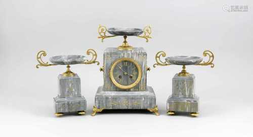 Kamin-Uhrengarnitur, 3-tlg., 2.H.19.Jh., grauer Marmor mit vergoldeten Fadengravuren,gekrönt durch