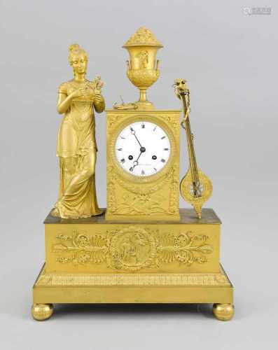 Empire Figuren Pendule, 1.H.19.Jh., Frau mit Zweig und Laute, aufwendig verziertefeuervergoldete