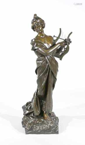 Emmanuel Villanis (1858-1914), 'Sapho', weibliche Figur in antikisierendem Gewand, eineLyra
