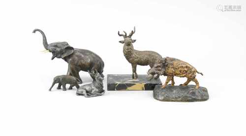 Konvolut von fünf Kleinplastiken um 1900, ein massiver Bronzeelefant mit beinernenStoßzähnen, ein