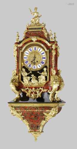 Große Boulle-Uhr mit passender Wandkonsole, 2. H. 19. Jh., rötliche Lackierung reichverziert mit