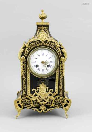 kleine Boulle-Uhr, 2.H.19.Jh., reich verziert mit vergoldeten Applikationen, gefußt aufRocaillen,