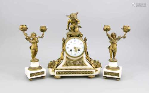 Uhrengarnitur, 3-tlg., Mitte 19. Jh., weißer Carrara-Marmor und Bronze, dreieckigeGrundform,