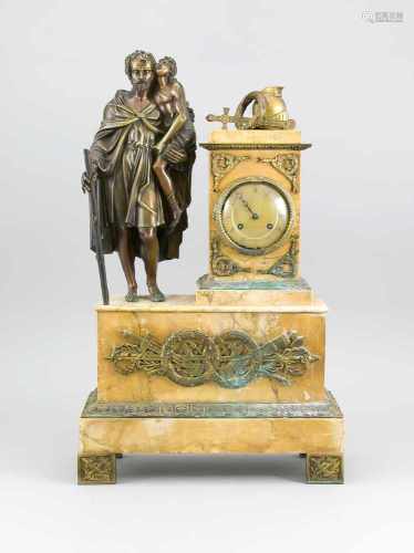 Figuren Pendule im Empire Stil, beigefarbener Marmor mit brauner Maserung, bronzierterKrieger mit