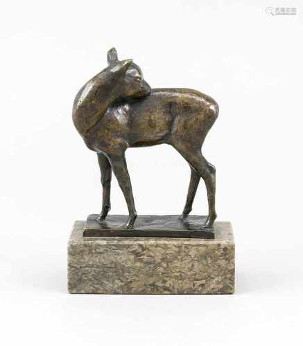 E. Wille, Bildhauer 1. H. 20. Jh., stehendes Reh mit zum Rücken gewendeten Kopf,patinierte Bronze