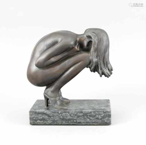 Anonymer Bildhauer Ende 20. Jh., kniender weiblicher Akt in Highheels, patinierte Bronzeauf