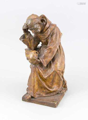 Anonymer Bildhauer um 1900, Tonfigur eines Mönches über einen Totenschädel meditierend,holzfarben