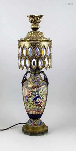 Eklektische Tischlampe, 20. Jh., Satsuma-Vase mit Reliefartiger Glasur als Balusterschaft.