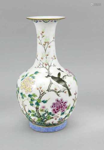 Famille-Rose Porzellan-Vase, China, Qing-Dynastie, 19. Jh. Flaschenvase mit Trompetenhals.Dekor