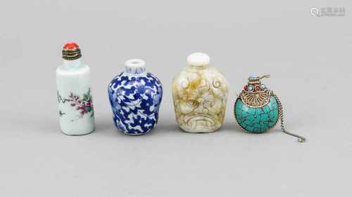 4 Snuffbottles, China, 19./20. Jh., 1 x weiß-blauer Rankendekor (ohne Deckel, H. 5,5 cm),1 x