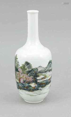 Famille-Rose-Vase, China, 1930/40er-Jahre. Umlaufendes Landschaftspanorama. Auf dem Halseine