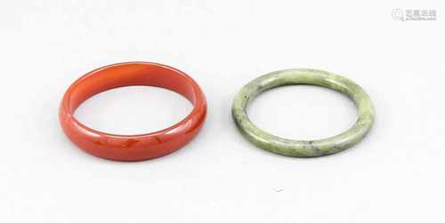 2 Armreifen, China, 19./20. Jh., 1 x Jade (Ø 8 cm), 1 x Achat (Ø 8,5 cm)2 bangles, China, 19th/