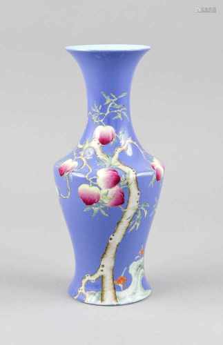 Famille-Rose-Vase mit Pfirsichdekor auf blauem Fond, China, 20. Jh. (Republik-Zeit),geschulterte