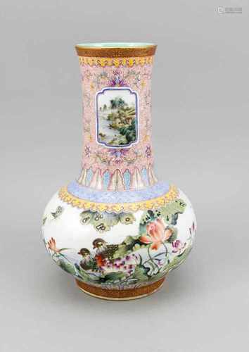 Famille-Rose-Vase, China, 20. Jh., der bauchige Korpus ist mit einer kontinuierlichenWasserszene