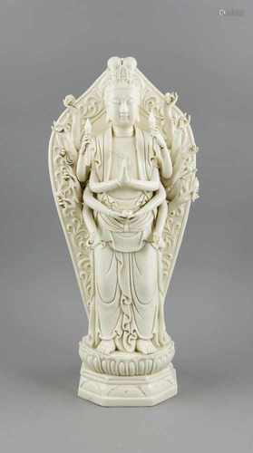 Blanc de Chine-Avalokiteshvara mit 18 Armen, China (Dehua), 20. Jh., auf einem Lotossockelstehend,