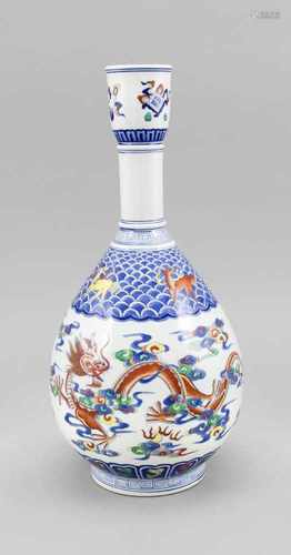 Doucai Drachen-Vase, China, (Kangxi Nian Zhi) 1900-1910. Flaschenvase auf zylindrischemFußring,