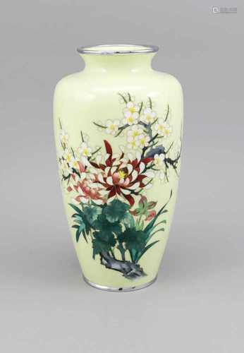 Cloisonné-Vase, Japan, 1. H. 20. Jh., sehr feine Zellenschmelzarbeit mit feinenFarbschattierungen.