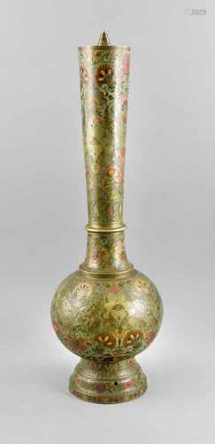 Standbildsäule/Vase, Indien (andhra Pradesh/Hyderabad), wohl um 1800. Cloisonné aufMessingkorpus.