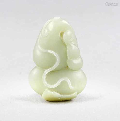 Seladonfarbenes Jade-Pendentif, China, wohl 18./19. Jh., Kalebassenform mit Blüte, Rankeund