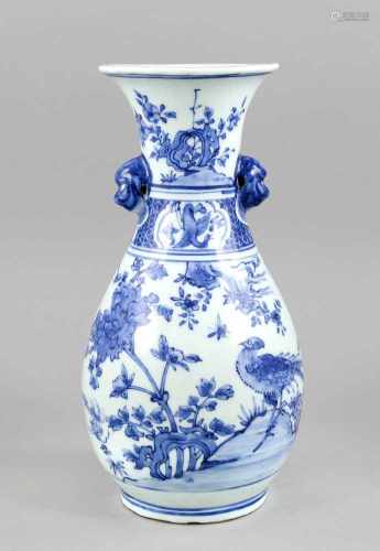Blau-weiß-Vase, China, wohl 18./19. Jh., bauchiger Korpus, am Hals mit zwei Applikationenin Form von