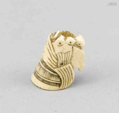 Netsuke, Japan, W. 19. Jh., Beinschnitzerei mit schwer definierbarem Inhalt (hohl),geschwärzte