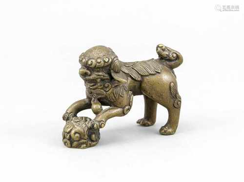 Fo-Hund mit Ball, China, Anfang 20. Jh., Bronze mit leichter Patina, H. 8 cmFo Dog with Ball, China,