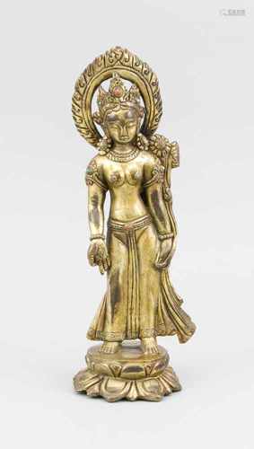 Tara, Tibet, um 1900. Feuervergoldete Bronze. Auf einem runden Lotossockel stehend, derKopf von