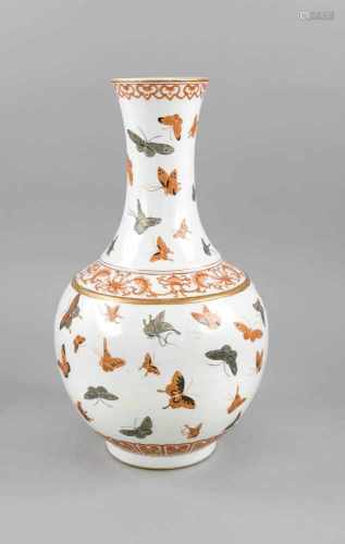 100-Butterflies-Vase, China, um 1900, leicht konischer Standring, bauchige Form mitlanggezogenem