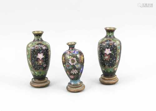 Kleines Konvolut Cloisonné-Vasen, China, um 1900. Pärchen mit Blumenkartuschen mitschwarzem Fond,