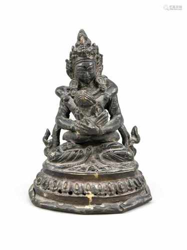 Kleine Tara mit Kind auf dem Schoß, wohl Tibet, 19./20. Jh., Bronze mit dunkler Patina,Bodenplatte